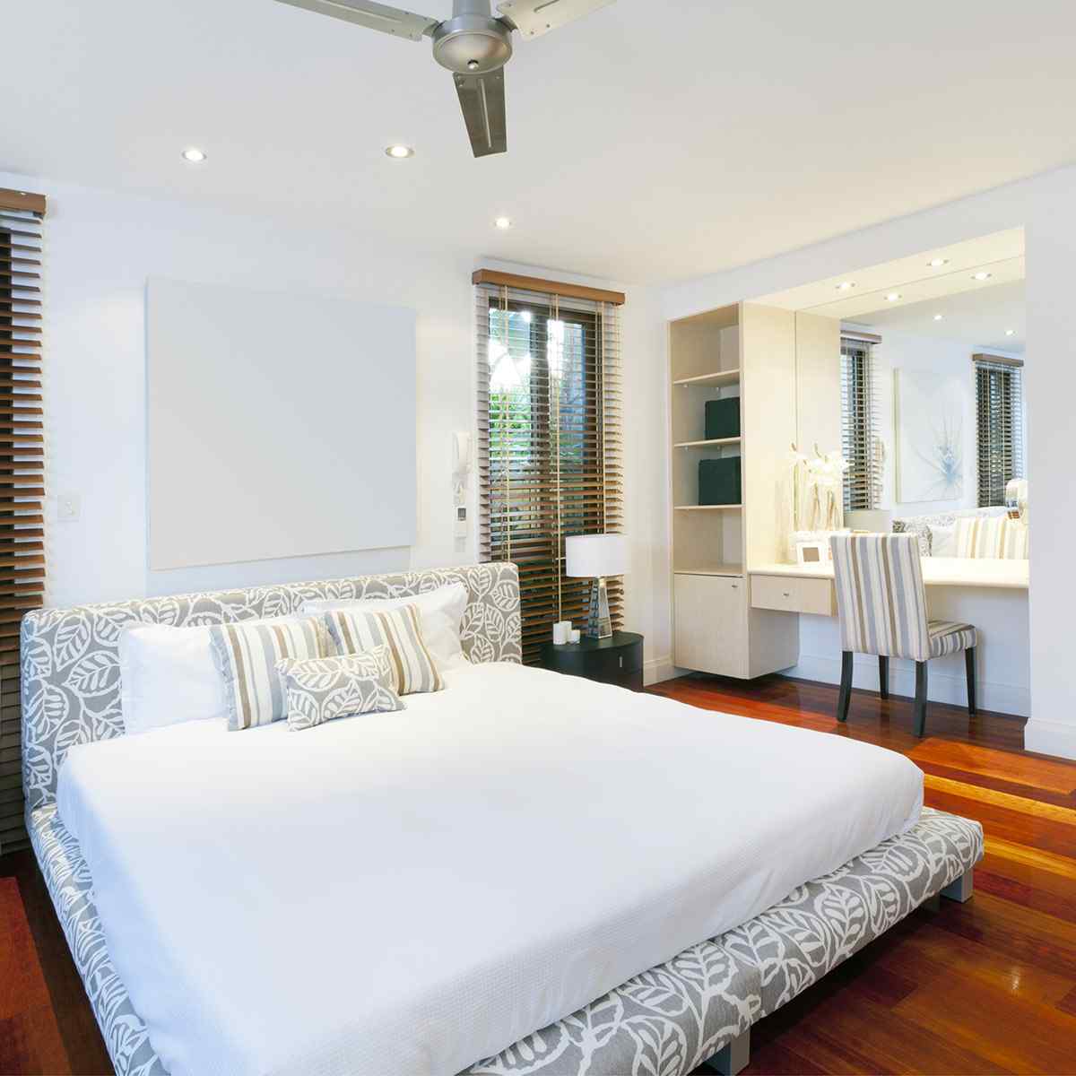 https://ilvillaggiodeipini.it/wp-content/uploads/2016/05/details-bedroom-2.jpg