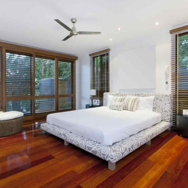 https://ilvillaggiodeipini.it/wp-content/uploads/2016/05/details-gallery-bedroom-1-640x640.jpg