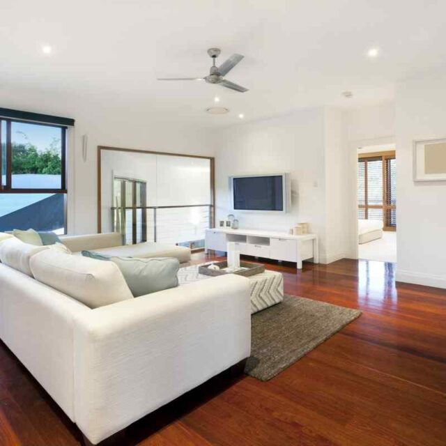 https://ilvillaggiodeipini.it/wp-content/uploads/2016/05/details-gallery-living-room-1-640x640.jpg